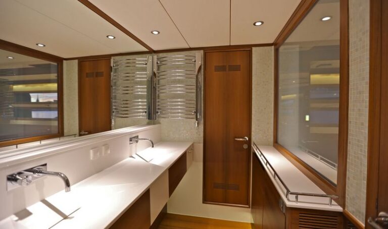 Luxury yacht Delta 88 IPS - Owners bathroom