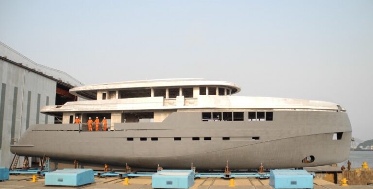 Luxury yacht Green Voyager by Kingship