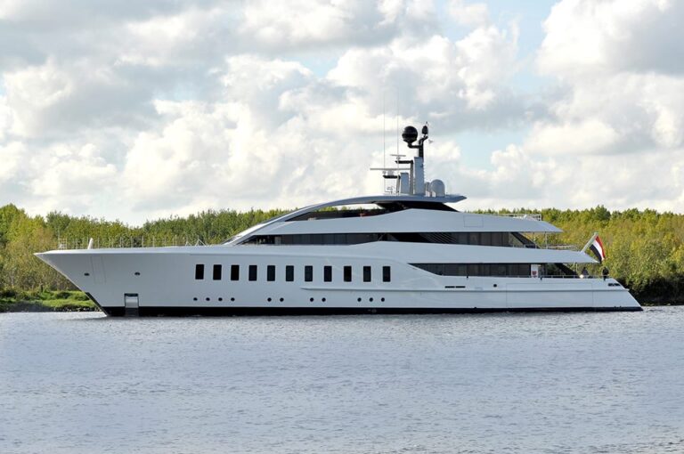 Luxury yacht HALO - side view - Photo by Jan Ramaker and Feadship Fanclub