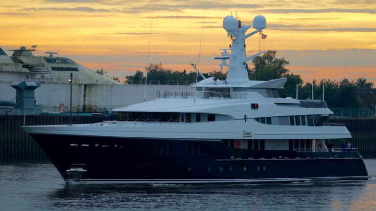 Luxury yacht KAISER - side view - Photo by DrDuu