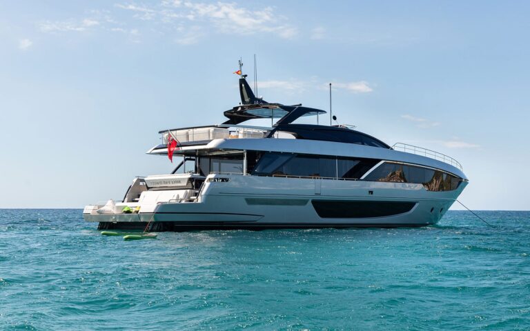Luxury Yacht LEMON NOT LIME