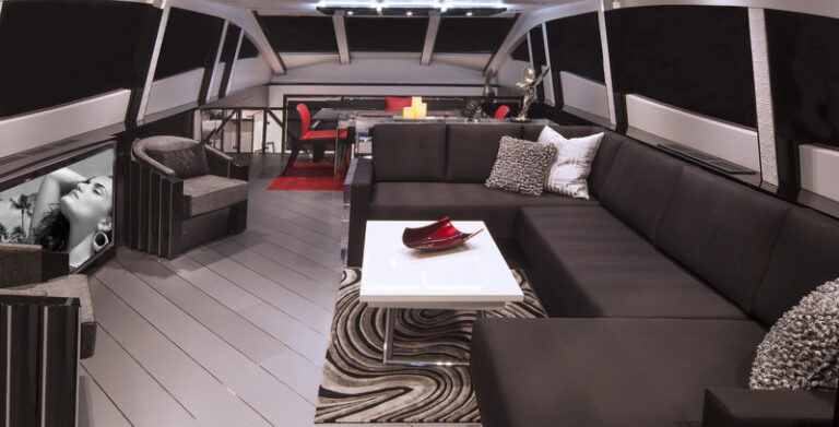 Luxury yacht LSX95 - Saloon