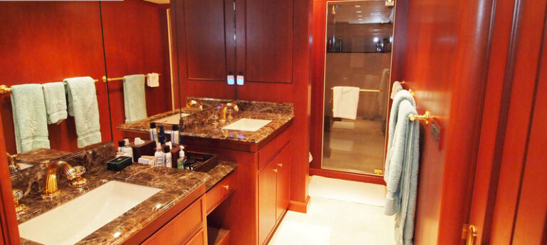 Luxury yacht Lady Sarah - Bathroom