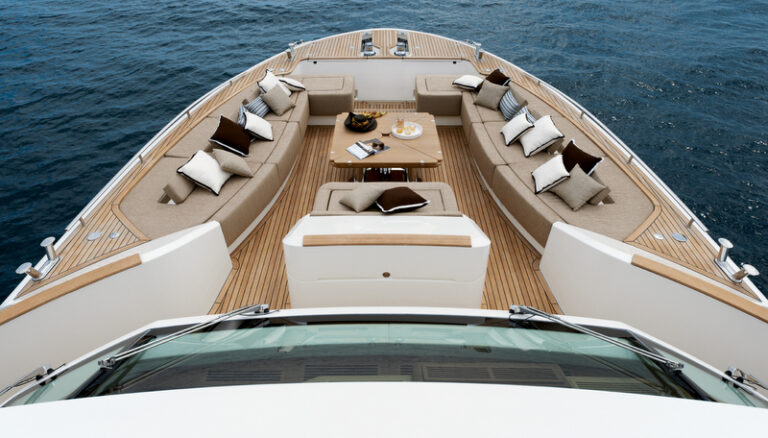 Luxury yacht MCY 86 - Bow Lounge