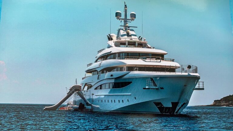 Luxury Yacht MIMTEE