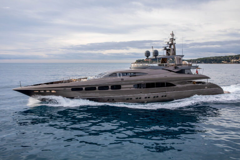 Luxury Yacht MRS L
