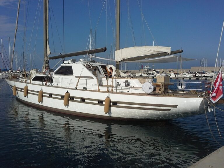 Luxury yacht MY LOTTY - side view