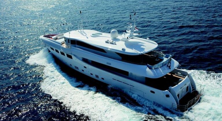 Luxury yacht Maestro - aft view