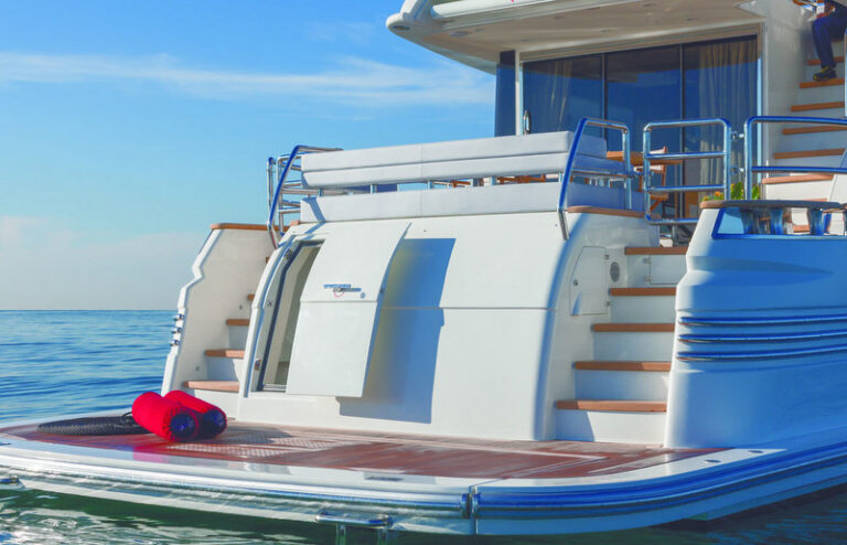 Luxury yacht Magellano 76 Bathing Platform 001