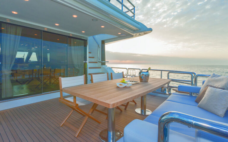 Luxury yacht Magellano 76 Cockpit 001
