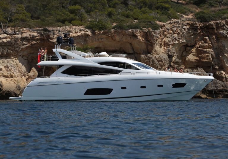 Luxury yacht Manhattan 73 - side view
