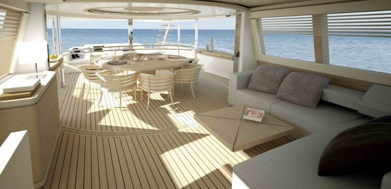 Luxury yacht Navetta 33 Crescendo Upper deck
