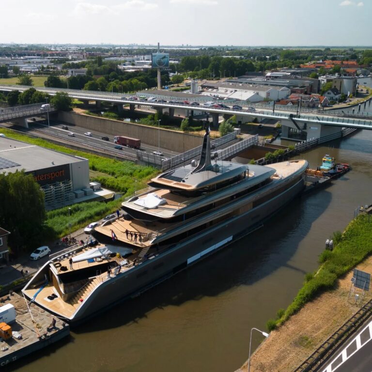 Luxury Yacht OBSIDIAN