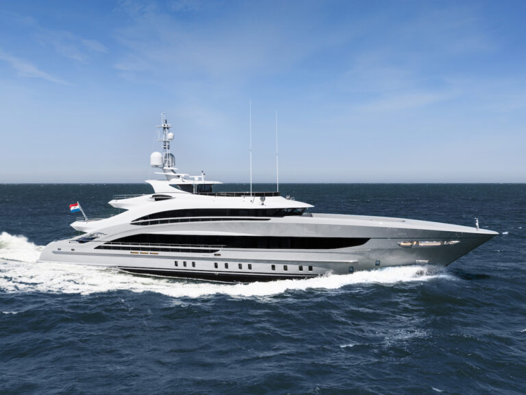 Luxury Yacht OMAHA Cruising