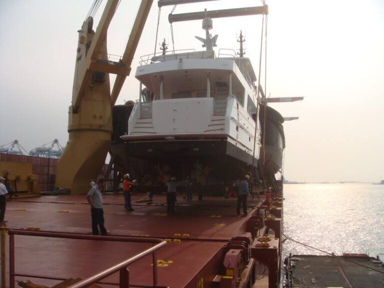 Luxury yacht Outer Reef 700