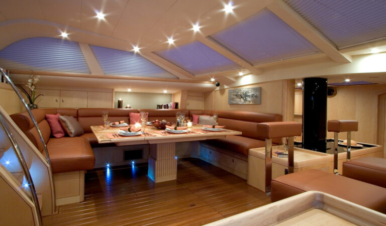 Luxury yacht Oyster 725 - Interior