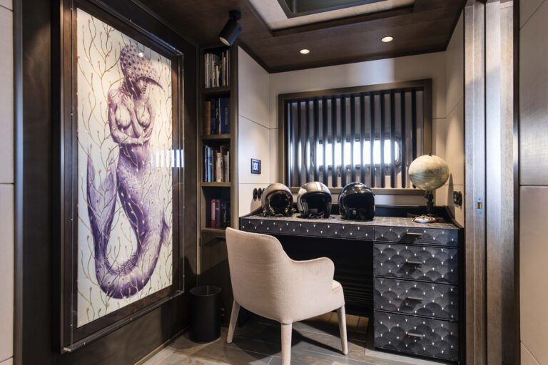 Luxury Yacht PINK GIN VI - Study