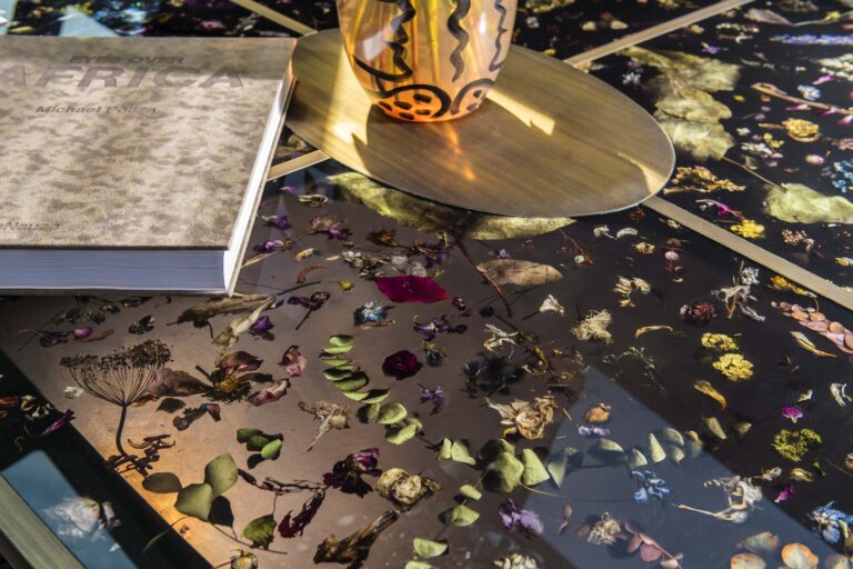 Luxury Yacht PINK GIN VI - Main Salon Table Details