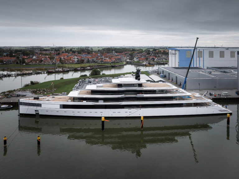 Luxury Yacht PROJECT 1011