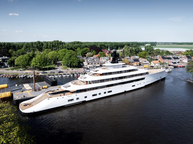 Luxury Yacht PROJECT 824