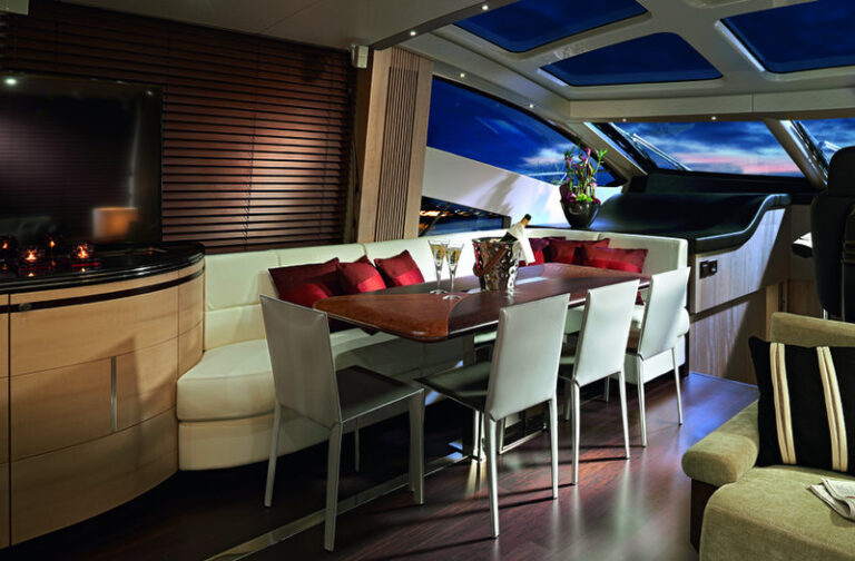 Luxury yacht Predator 80 - Dining