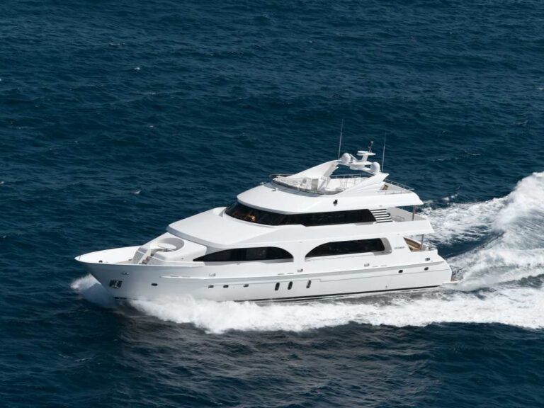 Luxury yacht President 107 - side view