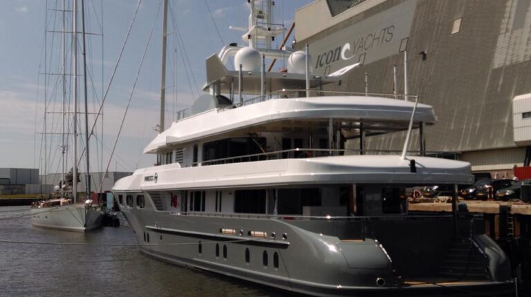 Luxury yacht Princess Too - aft view
