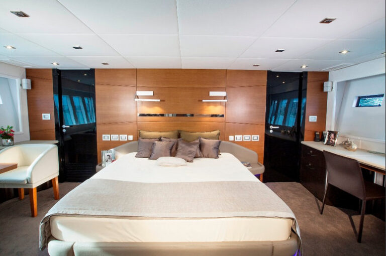 Luxury yacht Schaefer 800 - Cabin