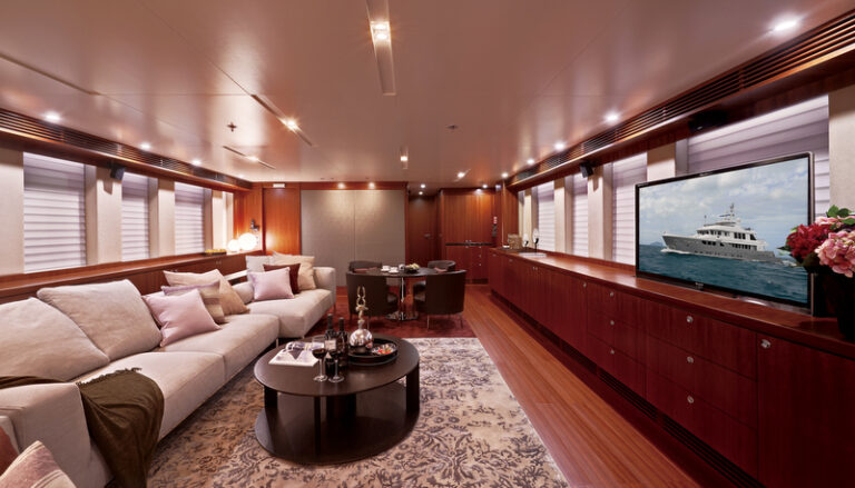 Luxury yacht Tango 5 - Interior