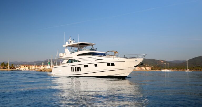 Luxury Yacht Upstream One