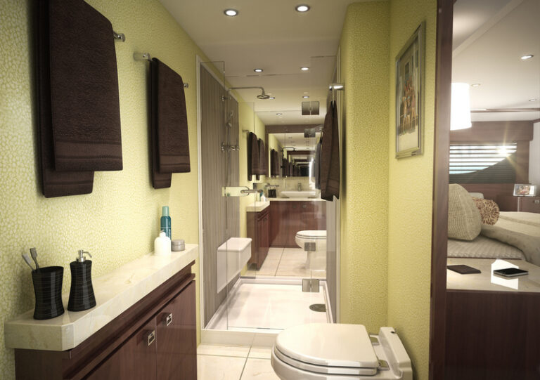 Luxury yacht Viking 92 Convertible - Bathroom