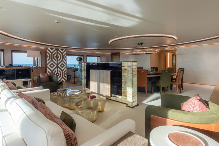 Saloon With Dining Area