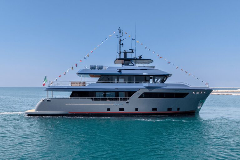 31M CDM EXPLORER YACHT