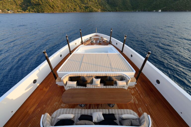 Bow With Jacuzzi
