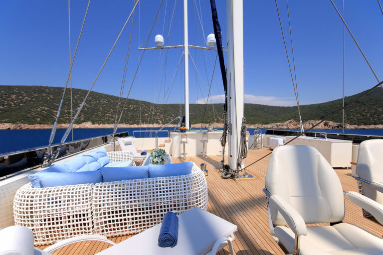 seating and jacuzzi - flybridge