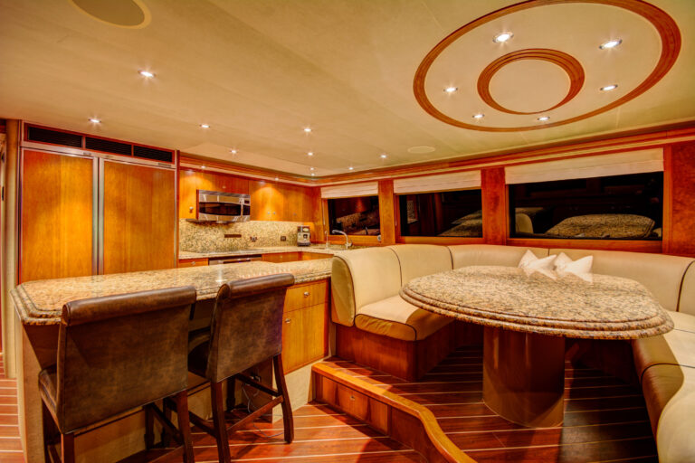 MAGGIE - Galley and seating