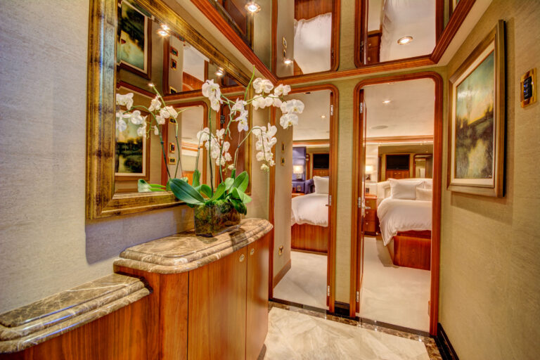 MAGGIE - Guest cabin foyer