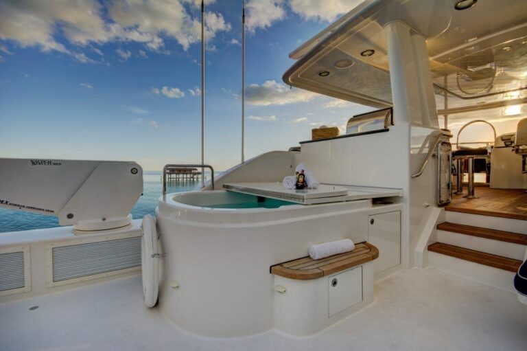 MAGGIE - Sundeck Jacuzzi