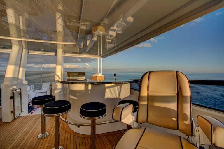 MAGGIE - Sundeck wet bar