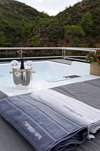 MAISHA -  Top Deck detail