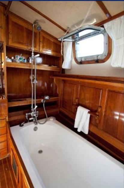 MALAIKA -   Master Bath