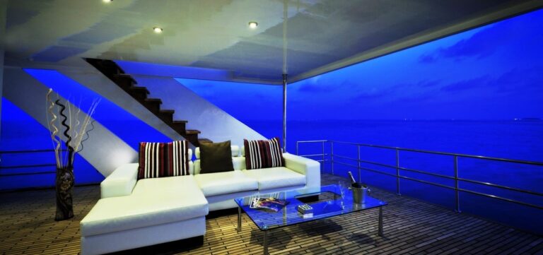 MALDIVE MOSIAQUE  - Main deck out door happy hour