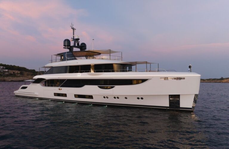 Superyacht MAVERICK
