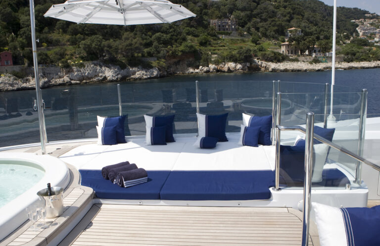 MEAMINA sunpads and jacuzzi - Photo Benetti