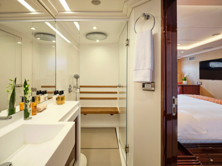 MIA ZOI Master Ensuite