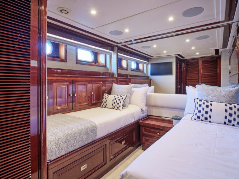 MIA ZOI Twin Cabin