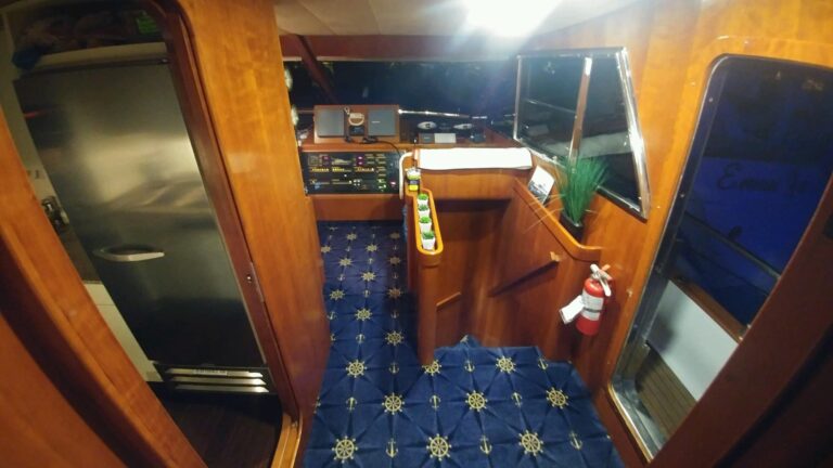 MIS MOONDANCE - Foyer to bridge and dining