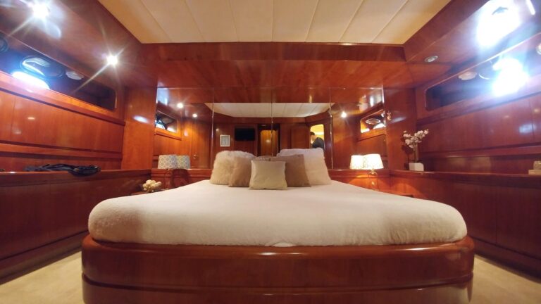 MIS MOONDANCE - VIP cabin