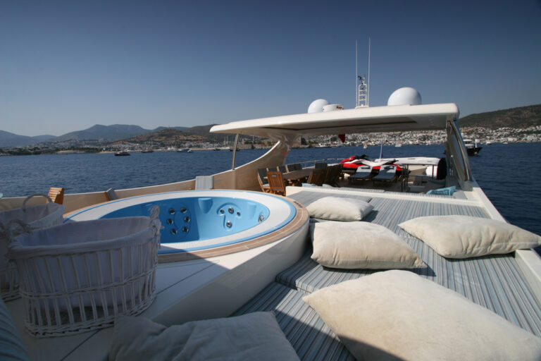 M&M - Flybridge and Spa Pool