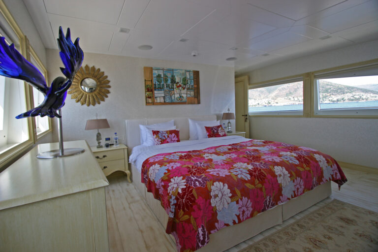 M&M - Main Deck Master Cabin 2